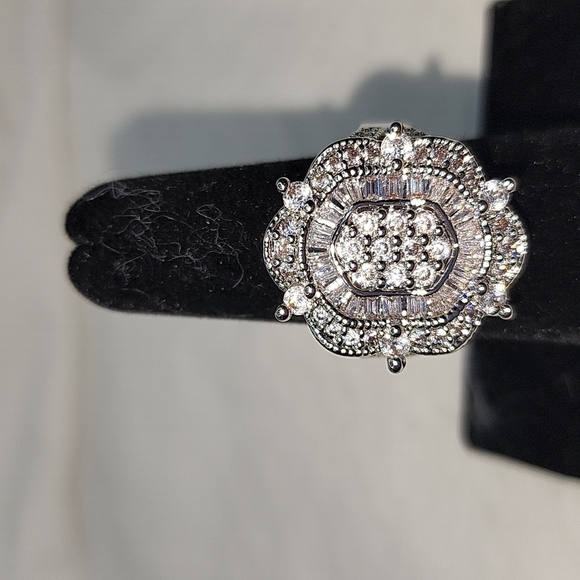 VINTAGE DIAMOND ART DECO RING - Picture 2 of 11